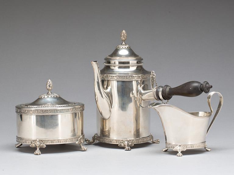 KAFFEKANNA, GRÄDDKANNA OCH SOCKERSKÅL, silver, Jacob Engelberth Torsk, Stockholm 1904-05. Total vikt 1508 gram.