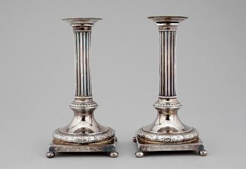 LJUSSTAKAR, ett par. Nysilver. Gustaviansk stil 1900-tal.
