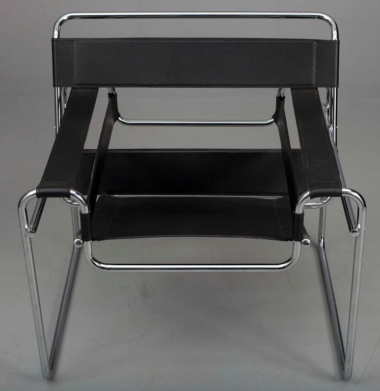 FÅTÖLJER, ett par, "Wassily", läder och stålrör, efter Marcel Lajos Breuer modell, 1900-talets senare hälft.