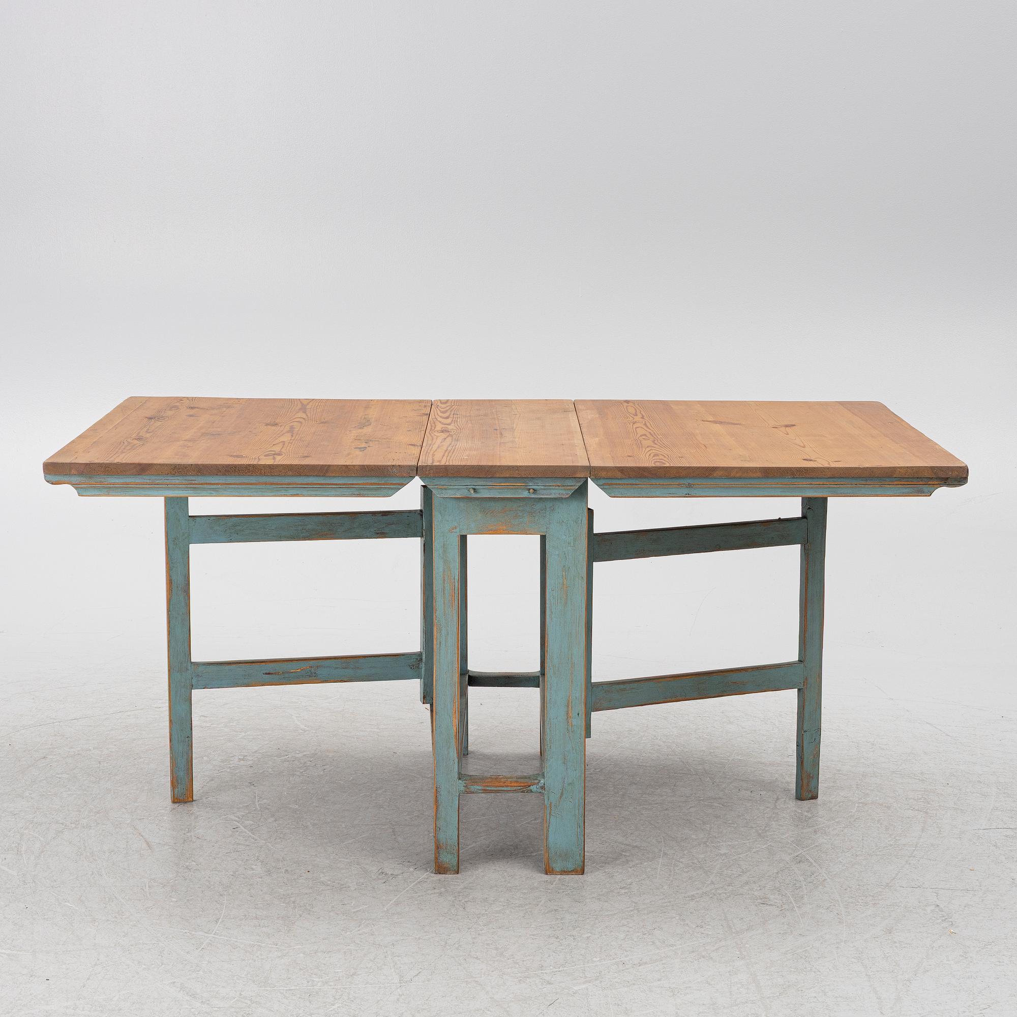 A drop-leaf table, 19th century.