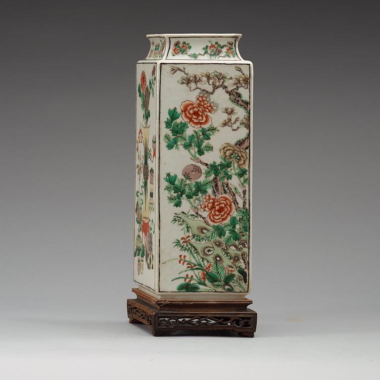 A famille verte vase, late Qing dynasty (1644-1912).