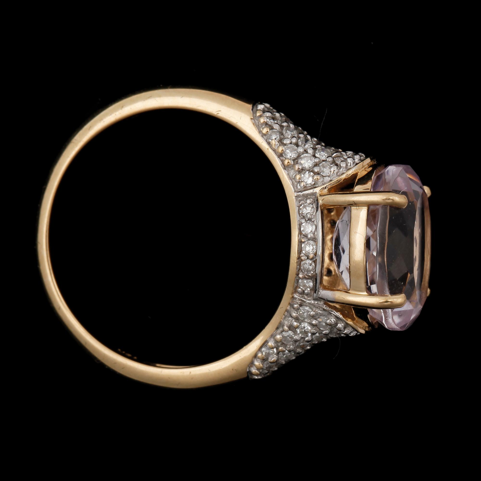 RING, 18k guld med rosa topas ca11x9mm och diamanter tot ca0,31ct. 2000-tal. Vikt 4,6g.