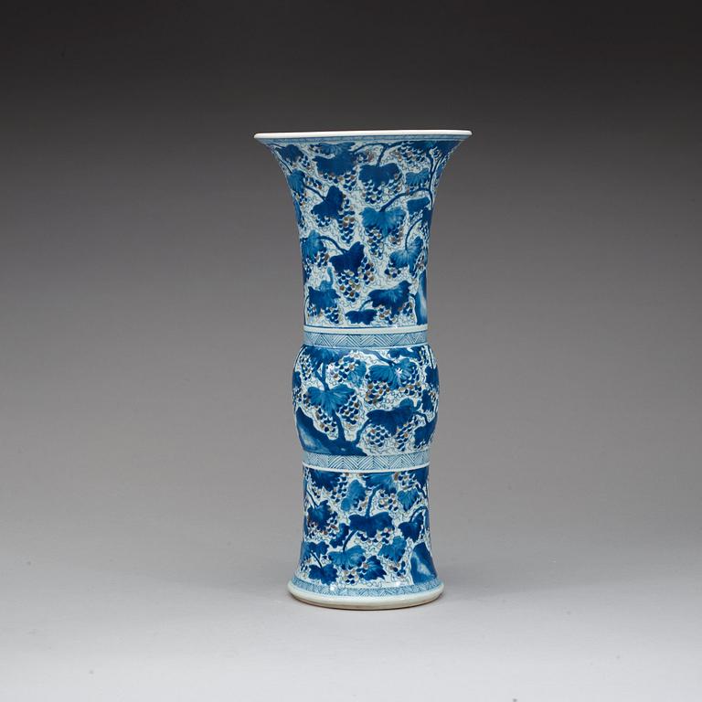 VAS, porslin. Qingdynastin, Kangxi, ca 1700.