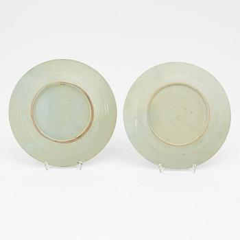 A pair of Chinese grisaille export porcelain plates, Qing dynasty, Qianlong (1736-95).