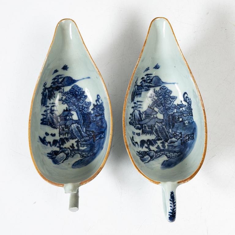 A pair of Chinese blue and white porcelain sauce boats, Qing dynasty, Qianlong (1736-95).