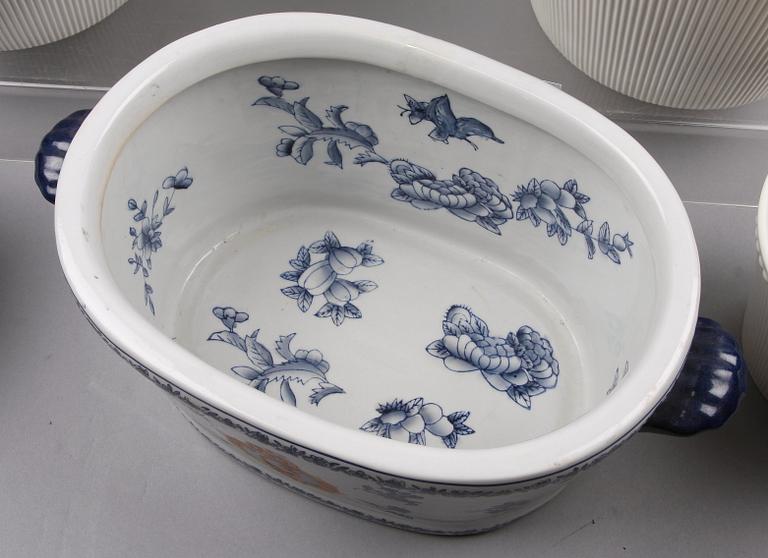 YTTERFODER, 5 st, porslin, bl a " Tiara" Rörstrand.