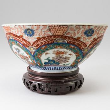 A set of fan-shaped bowls and a larger bowl, Japan, Meiji (1868-1911).