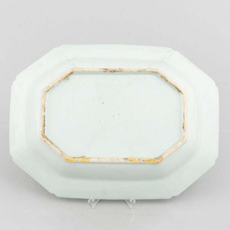 A Chinese blue and white export porcelain tureen stand, Qing dynasty, Qianlong (1736-95).