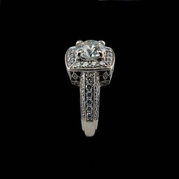 A RING, 18K white gold, brilliant cut diamond 1.30 ct G/I. Total weight c 2.12 ct. Laser marked. Weight 7 g.