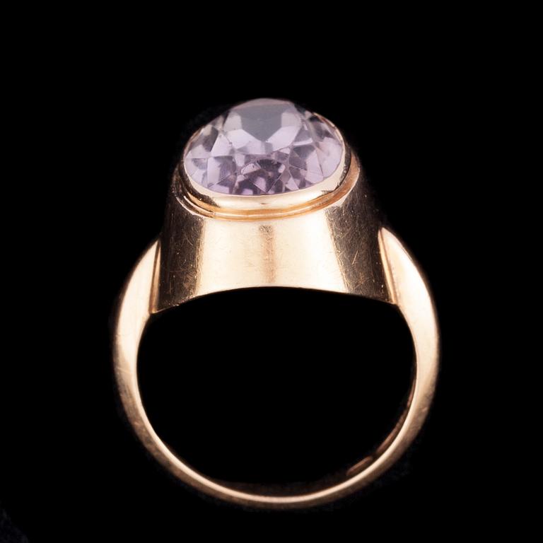 RING, 14K guld, ametist. Westerback 1962. Vikt ca  6,7 g.