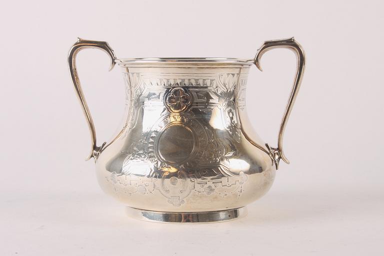 SKÅL MED HÄNKLAR, silver, England, 1800-tal.