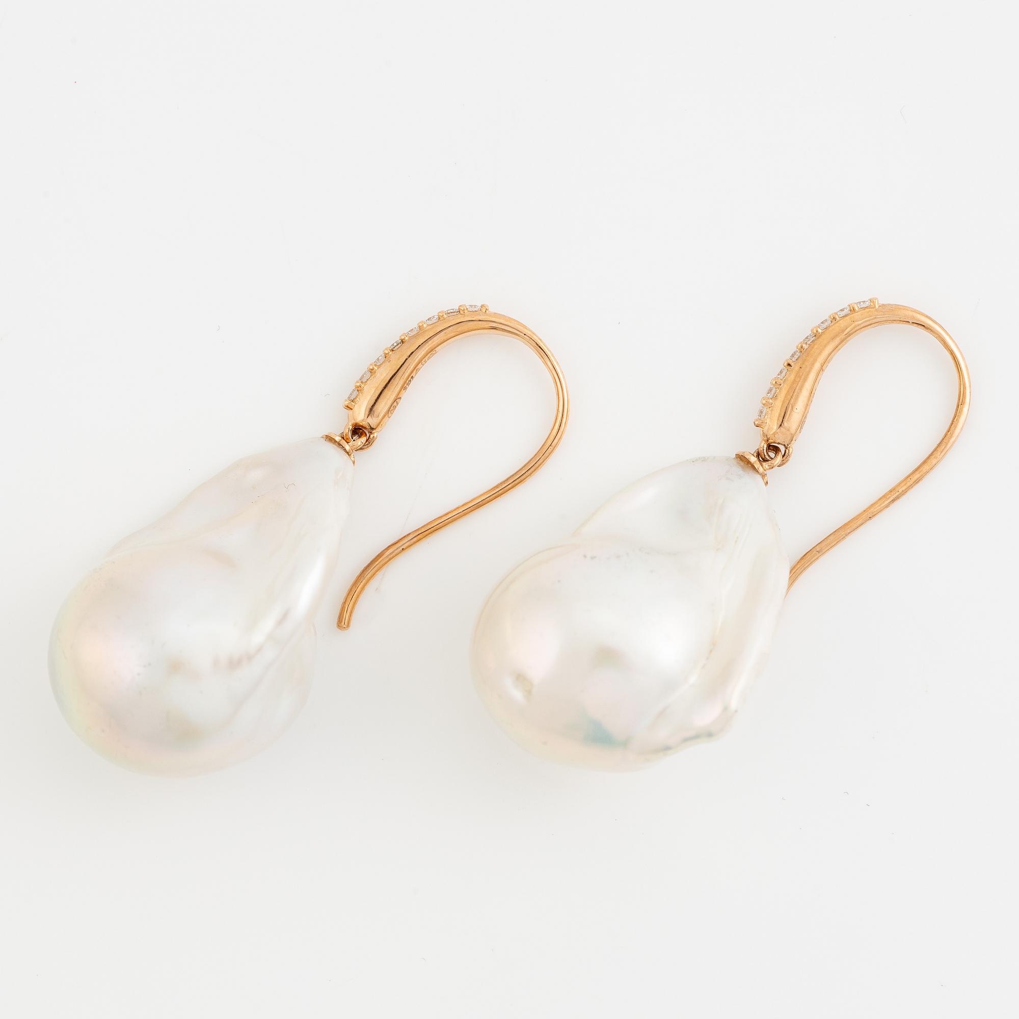 Örhängen 18K guld med odlade barocka sötvattenspärlor och briljantslipade diamanter.