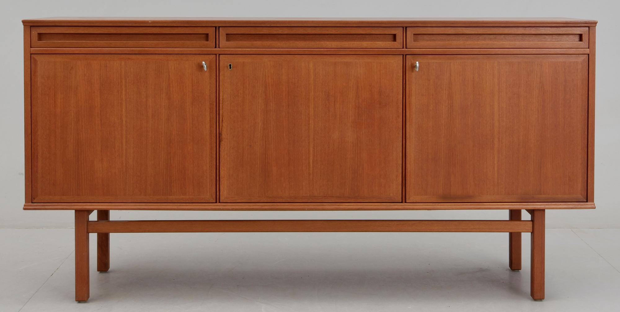 SIDEBOARD, omkring 1900-talets mitt.
