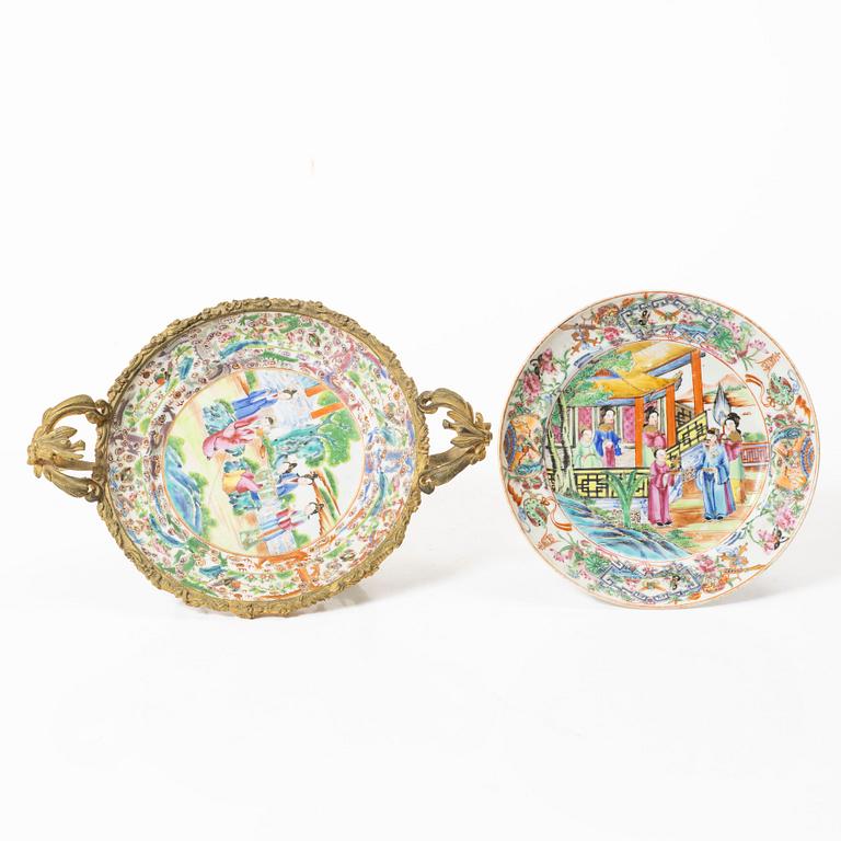 A pair of Chinese Export Canton dishes/tazzas, Qing dynasty, 19th century.