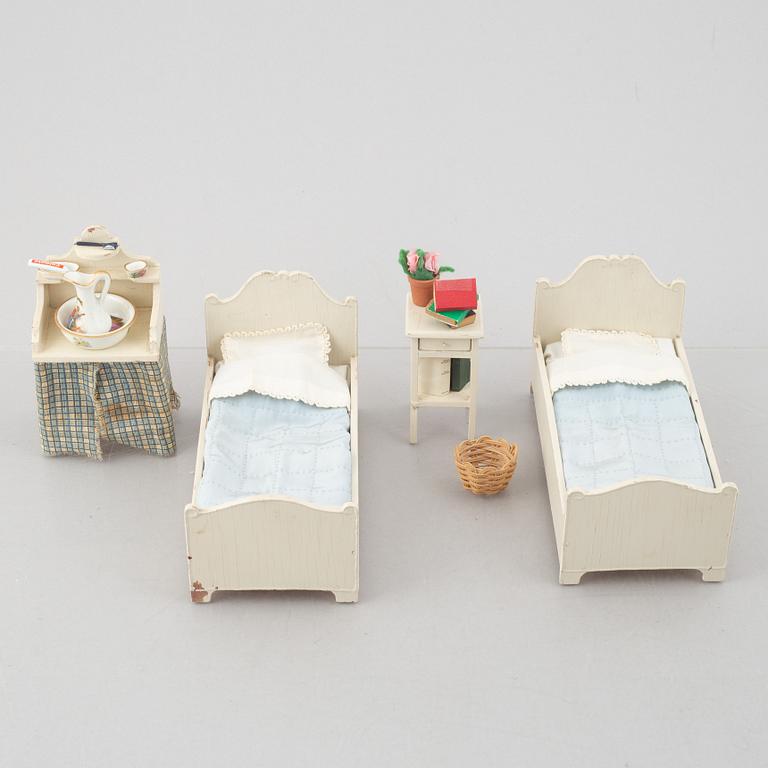 Dockskåpsmöbler, 9 delar samt accessoarer, Berit Bergström, Nolbyn, Värmländskt Hantverk, 1940-/50-tal.