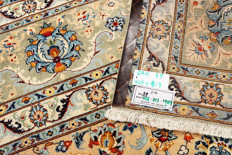 A so called Royal Kashan carpet, c. 468 x 313 cm.