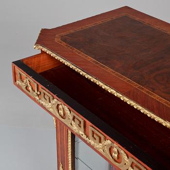 VITRINSKÅP, Louis XVI-stil, 1900-talets första hälft.