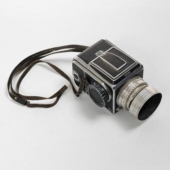 Kamera, Hasselblad 1000 F med objektiv Tessar 1:2,8, Carl Zeiss och stativ.