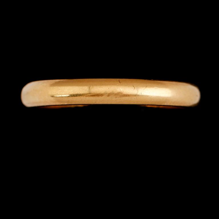 RINGAR, 5 st, 18 k guld, släta, 1900-talets andra hälft. Vikt ca  30 gram.