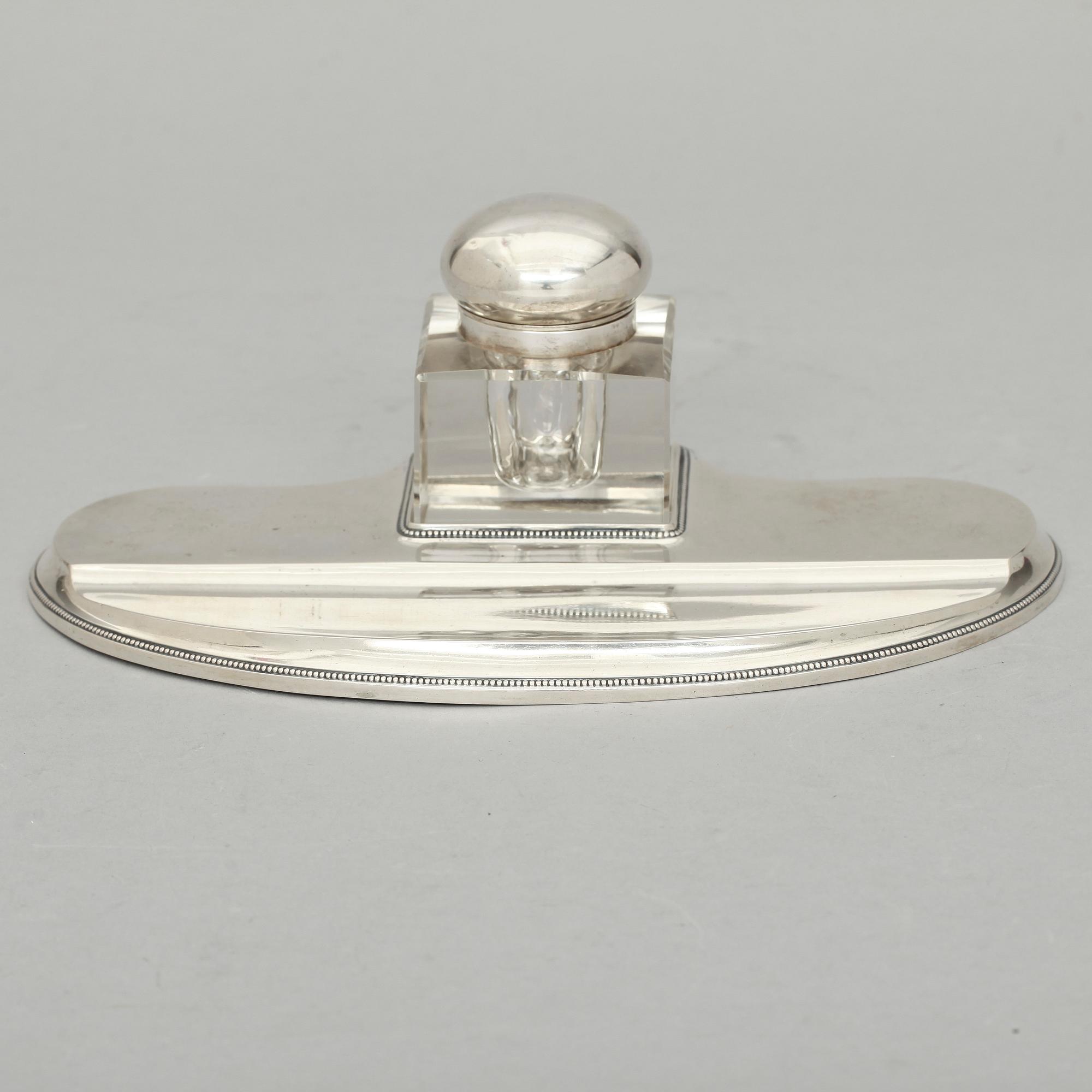 SKRIVSTÄLL, silver, CG Hallberg, Stockholm, 1917. Brickans vikt 210 g.