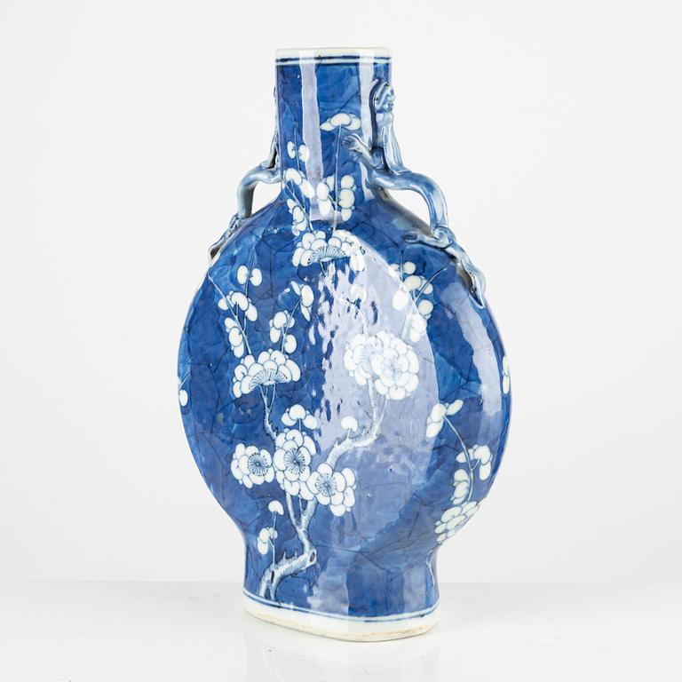 A blue and white porcelain moon flask, China, 19th century.