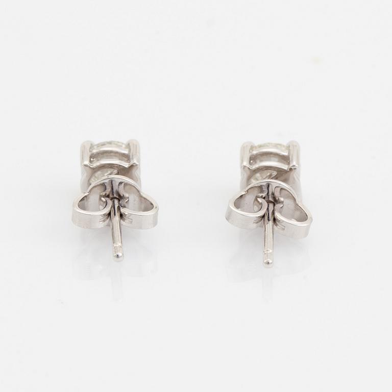 Örhängen med briljantslipade diamanter, med IGI report.