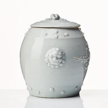 Burk med lock, porslin. Qing dynastin, Kangxi (1662-1722).