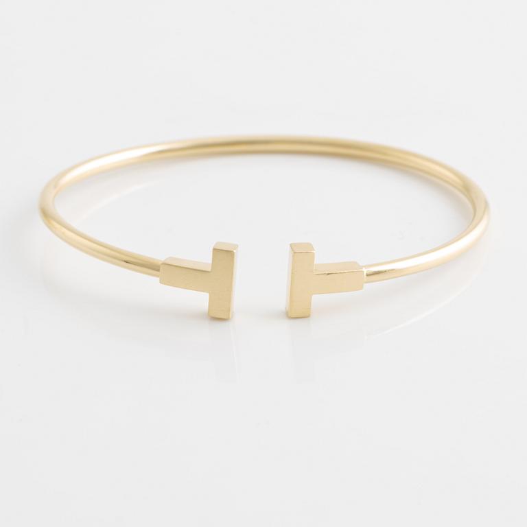 A Tiffany & Co 18K gold "T" bracelet.