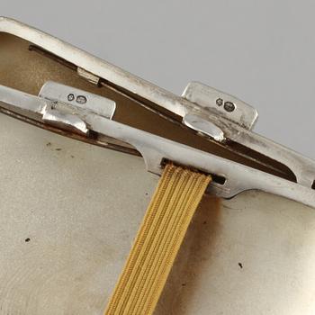 CIGARETTETUIER, 2 st, silver, svenska importstämplar, 1900-tal, total vikt 105 g.
