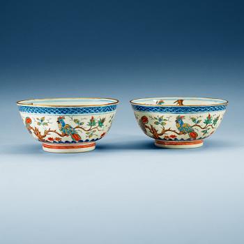 1611. A pair of 'clobbered' bowls, Qing dynasty, 18th Century.