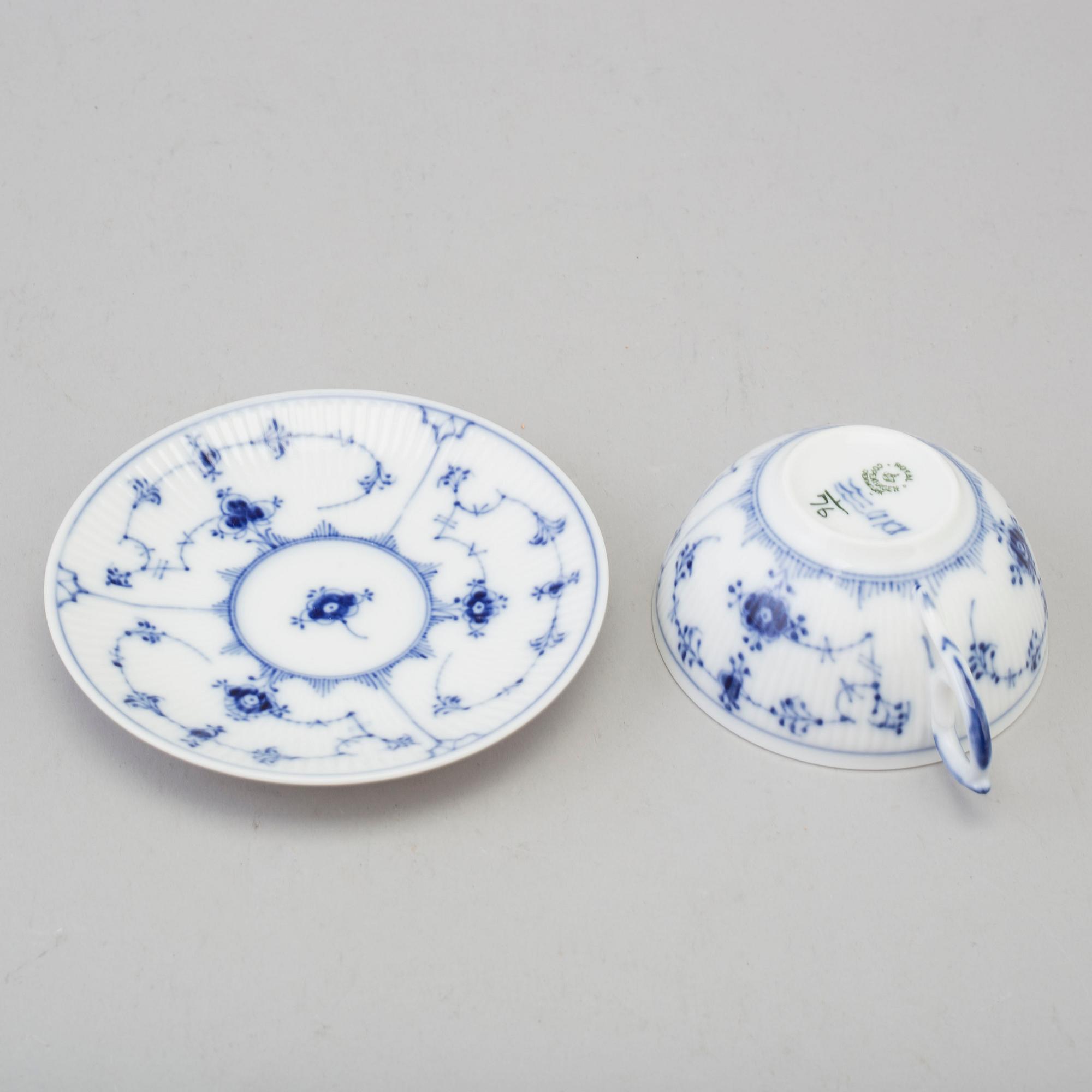 ROYAL COPENHAGEN, servisdelar, 33 delar, porslin, "Musselmalet", Danmark, 1900-tal.