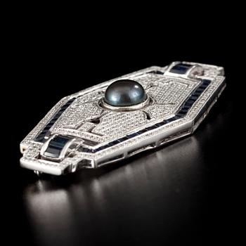 BROSCH, 18K vitguld, ca 300 diamanter totalt ca 1.5 ct H/P. Safirer, pärla. Art Déco-stil. Vikt 13,1 g.