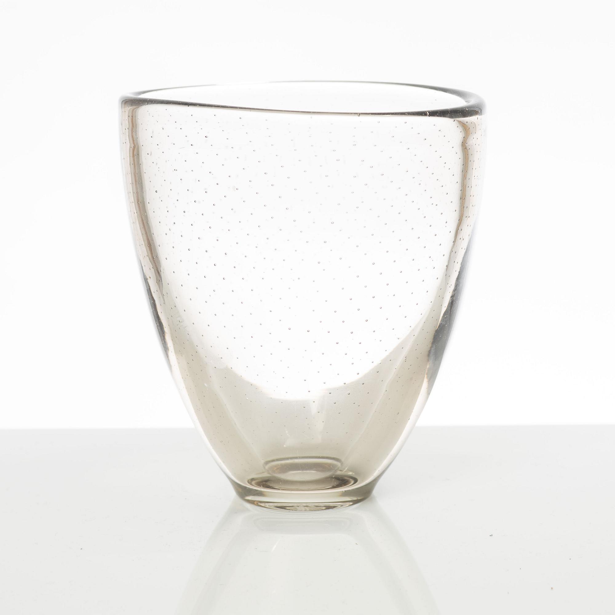 Gunnel Nyman, a glass vase, Nuutajärvi, Notsjö, Finland, 1947.