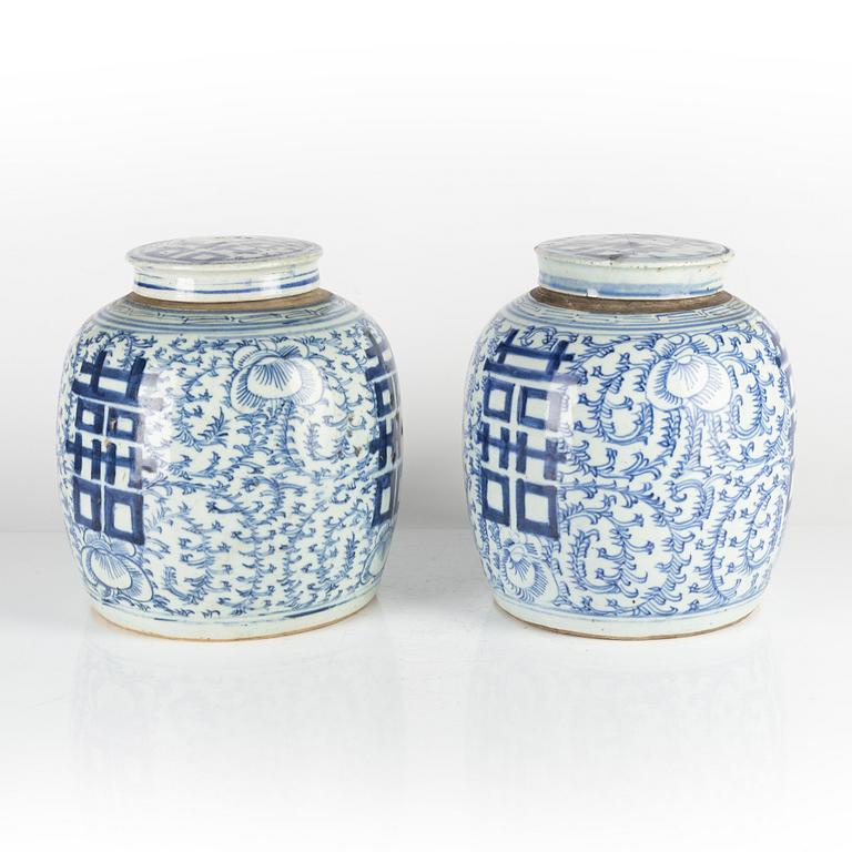 A pair of large blue and white jars iwth covers, late Qing dynasty, 19th Century.