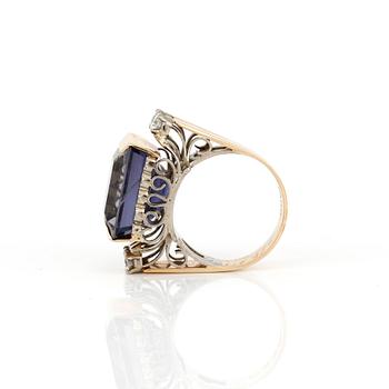 RING, 18K guld med iolit, ca 9,74 ct, samt briljanter, tot ca 0,40 ct, Atelier Ajour, Stockholm, 1977. Total vikt ca 9 g.