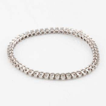 Tennis bracelet in white gold with brilliant-cut diamonds.