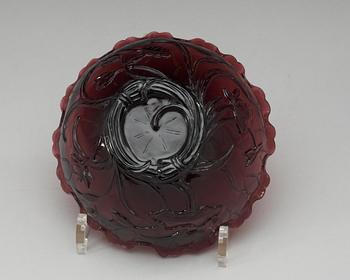 An amethyst coloured and finely cut glass bowl with lotus flowers, late Qing dynasty (1644-1912).