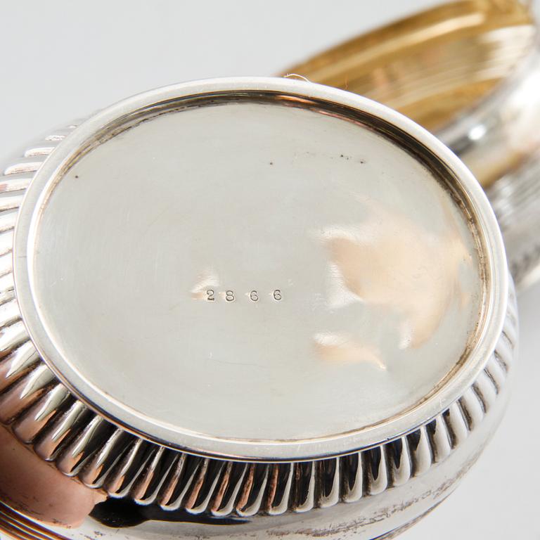 A sugar bowl and a creamer by Henry Stratford in Sheffield, 1895, weight 289 g.