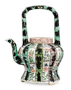 857. A famille verte tea pot, Qing dynasty.