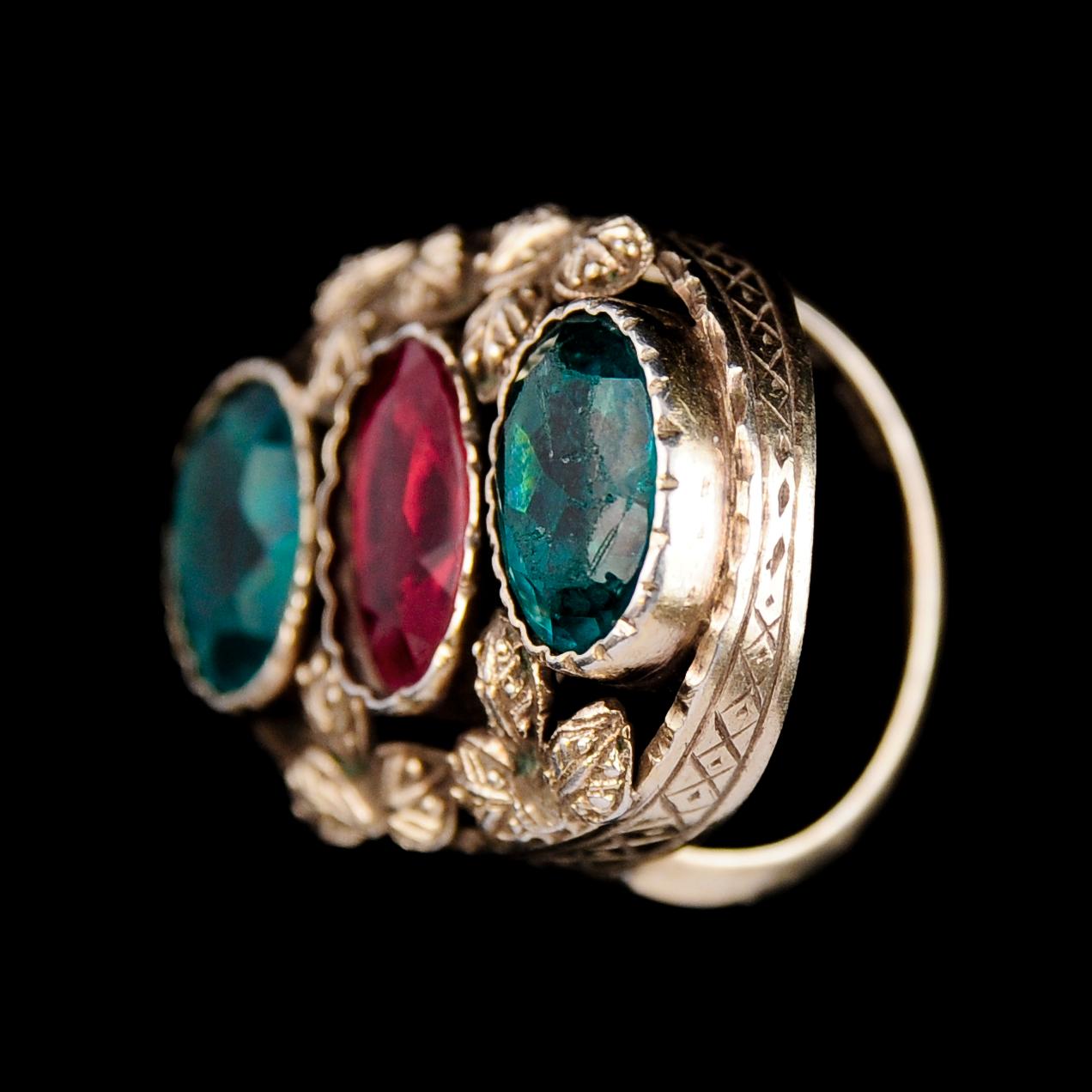 RING, silver, otydliga svenska stämplar, med röd och gröna stenar.