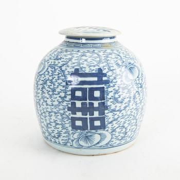 A blue and white jar, Qingdynasty, 19th Century.