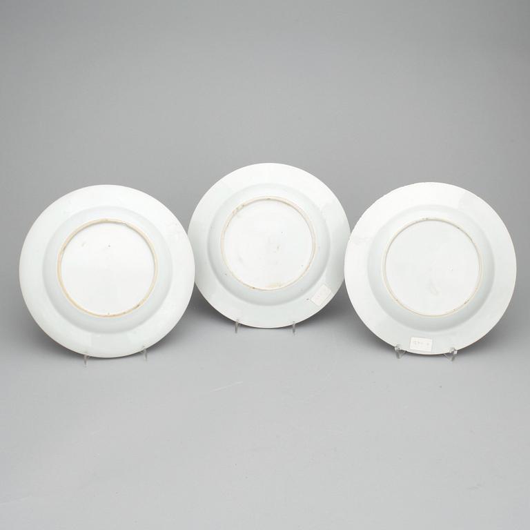 TALLRIKAR, 3 st, porslin, Qianlong (1736-1795).