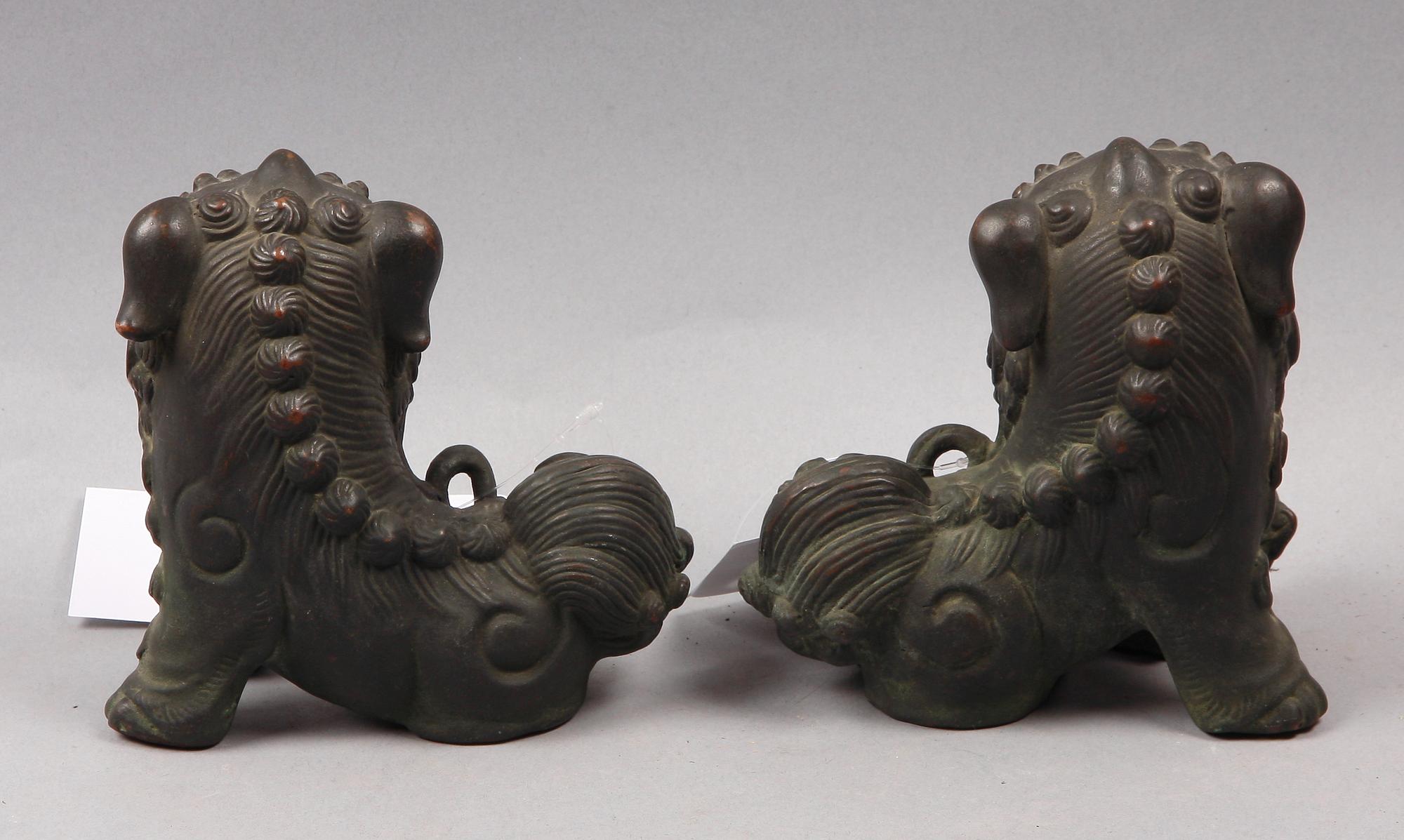 TEMPELLEJON ett par, metall.  Kina, 1900-tal.