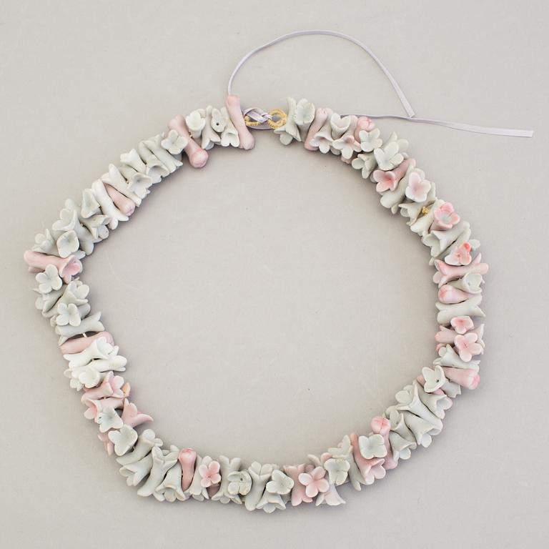 STIG LINDBERG, a parian necklace and bracelet, Gustavsberg 1949.