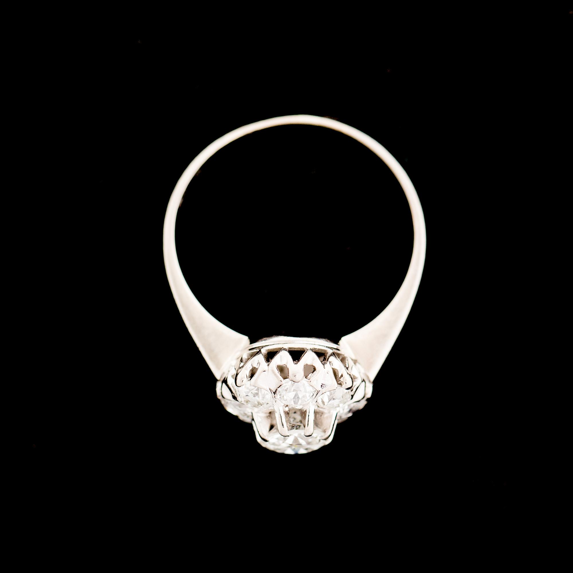 RING, 18 k vitguld med gammalslipade diamanter, totalt ca 0.70 ct, Örns Juvelatelje, Göteborg. Vikt ca 2,5 g.