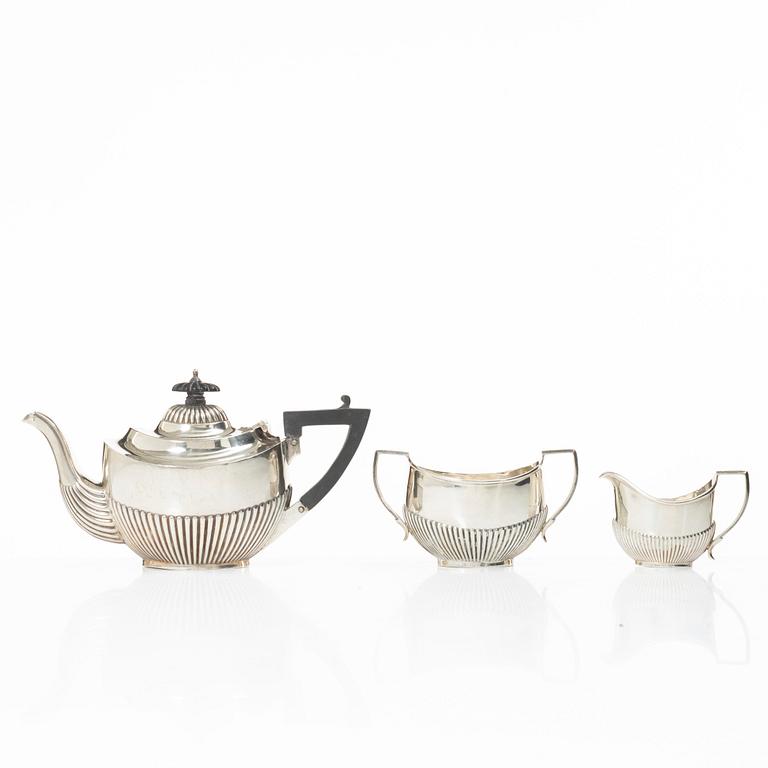 A British three piece silver tea set, mark of Williams (Birmingham) Ltd, Birmingham 1902.