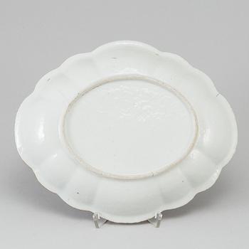 A dragon dish, late Qing dynasty, circa 1900.