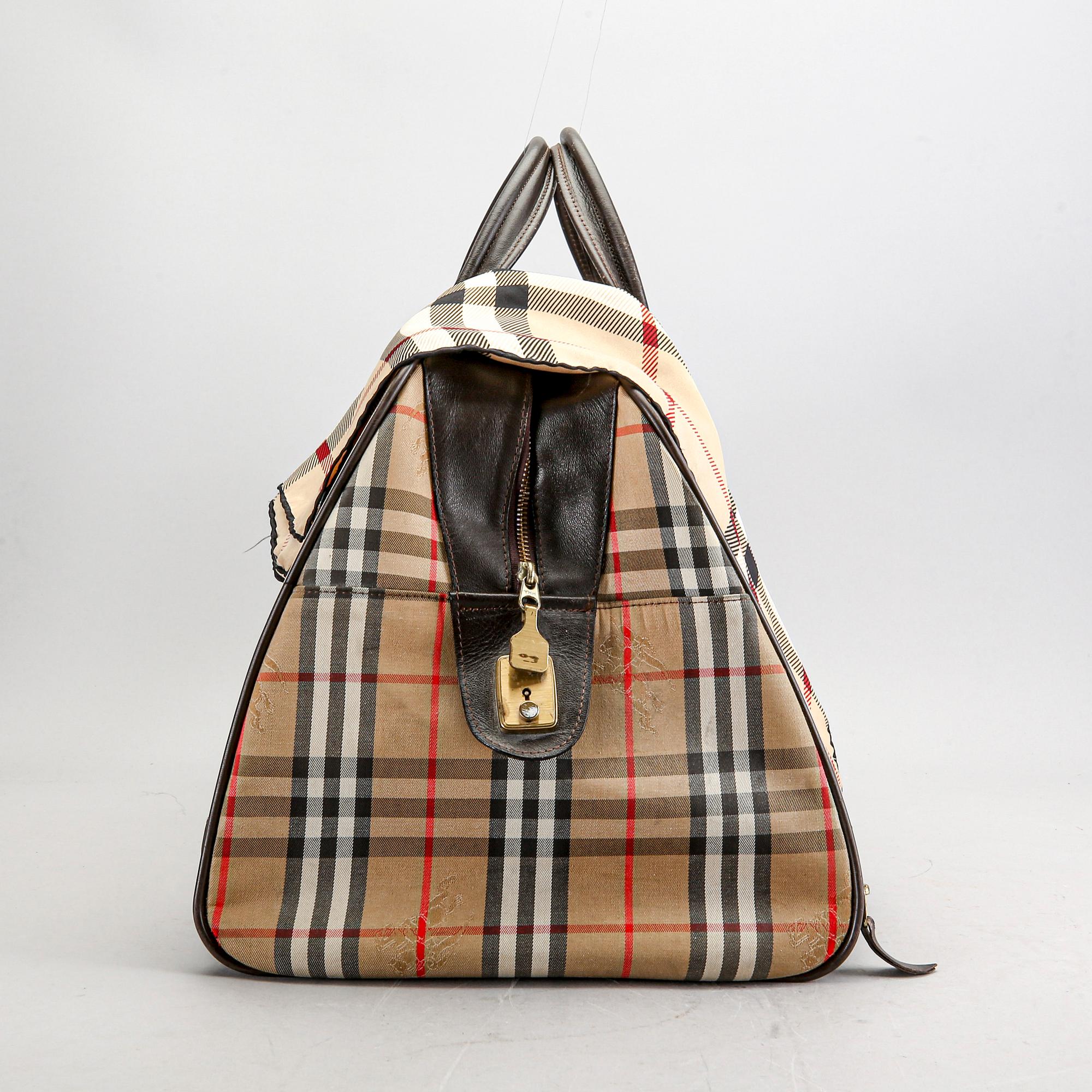 A Burberry weekend bag and scarf. Bukowskis
