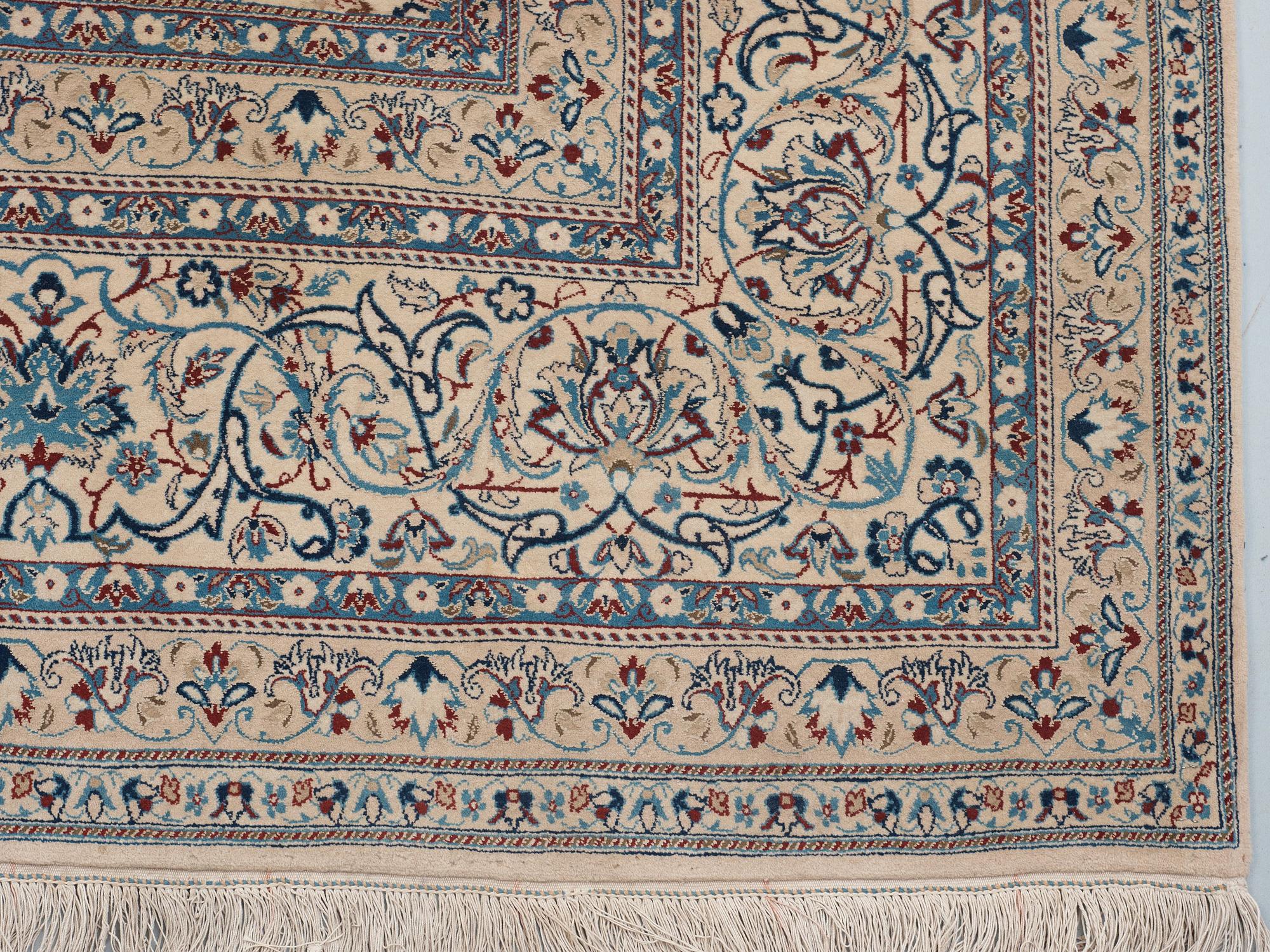 SEMI-ANTIQUE/OLD NAIN. 442,5 x 306,5 cm (as well as 1 cm flat weave at each end).