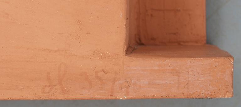 HERTA HILLFON, lergods, "Arkitektskåp" monogramsign o numr 35/40 samt dat -91.